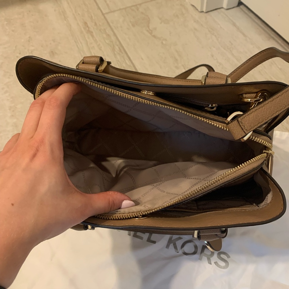 Michael Kors Medium Crossbody Bag Tan Leather - Picture 4 of 8